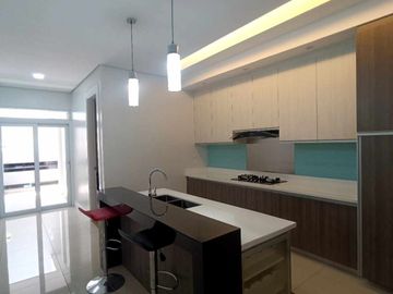5 BEDROOMS 4 TOILET AND BATH TOWNHOUSE IN COMMONWEALTH AVENUE, QUEZON CITY