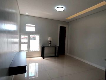 5 BEDROOMS 4 TOILET AND BATH TOWNHOUSE IN COMMONWEALTH AVENUE, QUEZON CITY