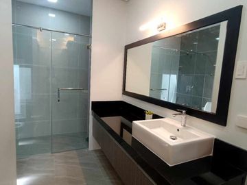 5 BEDROOMS 4 TOILET AND BATH TOWNHOUSE IN COMMONWEALTH AVENUE, QUEZON CITY