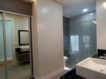 5 BEDROOMS 4 TOILET AND BATH TOWNHOUSE IN COMMONWEALTH AVENUE, QUEZON CITY