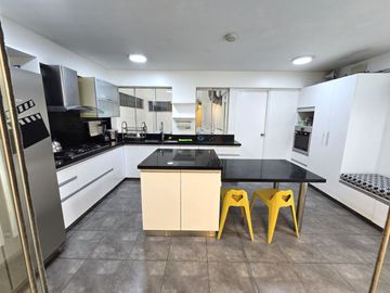 🔹 SE ALQUILA EXCLUSIVO DEPARTAMENTO AMOBLADO EN LAS CASUARINAS – SURCO 🔹