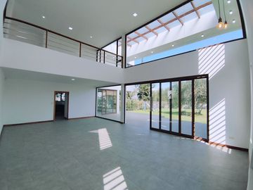 Se Vende Casa en la Urbanización Algarrobos- Tumbaco