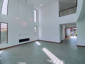 Se Vende Casa en la Urbanización Algarrobos- Tumbaco