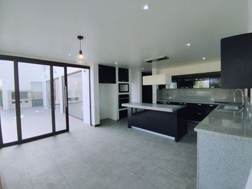 Se Vende Casa en la Urbanización Algarrobos- Tumbaco