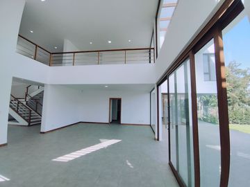 Se Vende Casa en la Urbanización Algarrobos- Tumbaco