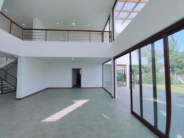 Se Vende Casa en la Urbanización Algarrobos- Tumbaco