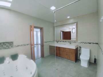 Se Vende Casa en la Urbanización Algarrobos- Tumbaco