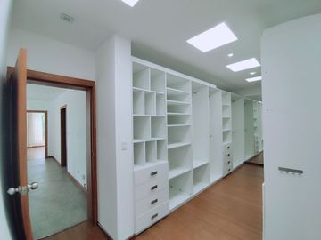 Se Vende Casa en la Urbanización Algarrobos- Tumbaco