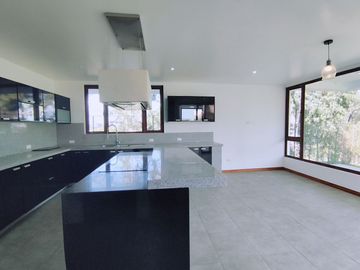 Se Vende Casa en la Urbanización Algarrobos- Tumbaco
