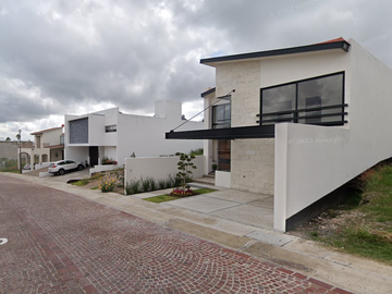 Casa, C. Lago Yuriria, Cumbres del Lago, Juriquilla, Queretaro, México.
