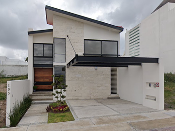 Casa, C. Lago Yuriria, Cumbres del Lago, Juriquilla, Queretaro, México.