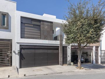 Casa en Venta Cumbres Santa Clara, con 4ta. Habitación en Planta Baja