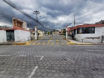 SE VENDE HERMOSA CASA RENTERA DE 3 PLANTAS + SUITE, NORTE DE QUITO - PICHINCHA - ECUADOR