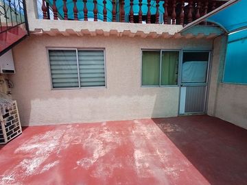 SE VENDE HERMOSA CASA RENTERA DE 3 PLANTAS + SUITE, NORTE DE QUITO - PICHINCHA - ECUADOR