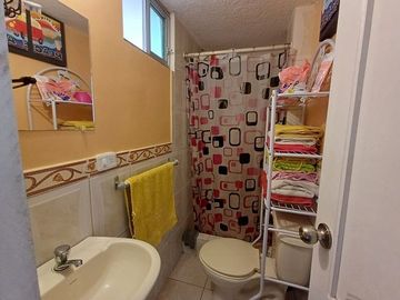 SE VENDE HERMOSA CASA RENTERA DE 3 PLANTAS + SUITE, NORTE DE QUITO - PICHINCHA - ECUADOR