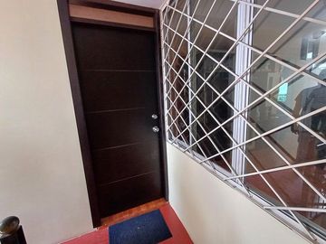 SE VENDE HERMOSA CASA RENTERA DE 3 PLANTAS + SUITE, NORTE DE QUITO - PICHINCHA - ECUADOR