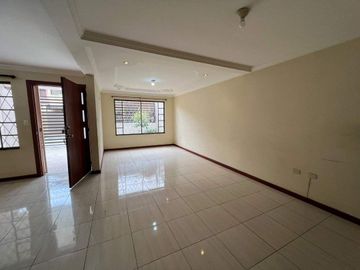 CASA EN VENTA SECTOR COLEGIO BORJA CUENCA-ECUADOR