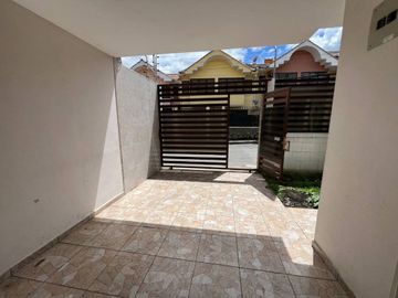 CASA EN VENTA SECTOR COLEGIO BORJA CUENCA-ECUADOR
