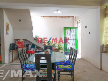 Vendo Casa En Esquina A Media Cuadra Del Parque Puente Piedra 95M2
