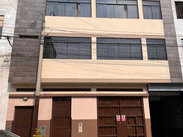 Venta Local Comercial + Departamentos en Edificio de 4 Pisos