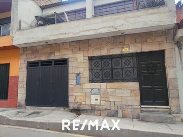 VENTA DE CASA DE 2 PISOS EN COMAS
