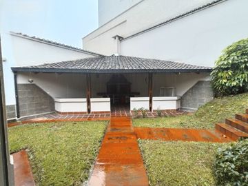 🏡✨ CASA EXCLUSIVA EN LA CALLE BRASIL – AMPLIA, ELEGANTE Y EN ZONA DE ALTA PLUSVALÍA ✨🏡
