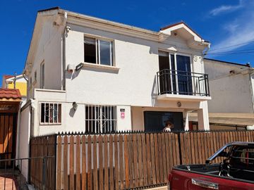 Espectacular  Casa de 2 pisos amplia y de construcción solida 3D , 3B ,2E cercana al centro de Quilpué.