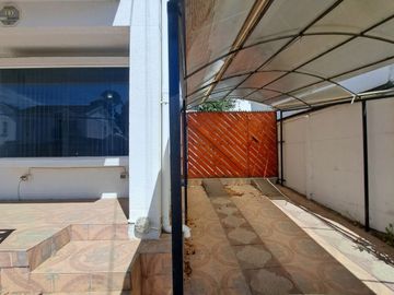 Espectacular  Casa de 2 pisos amplia y de construcción solida 3D , 3B ,2E cercana al centro de Quilpué.