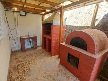 Espectacular  Casa de 2 pisos amplia y de construcción solida 3D , 3B ,2E cercana al centro de Quilpué.