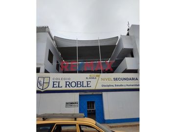 Se Vende Casa De 3 Pisos Frente Al Parque Urb. El Roble Pte. Piedra .
