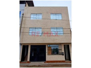 Se Vende Casa De 3 Pisos Frente Al Parque Urb. El Roble Pte. Piedra .