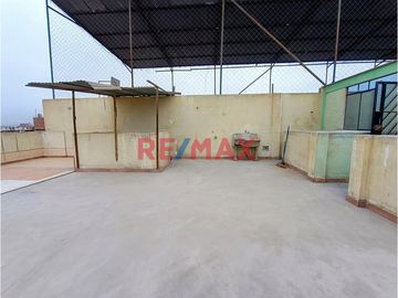 Se Vende Casa De 3 Pisos Frente Al Parque Urb. El Roble Pte. Piedra .