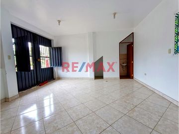 Se Vende Casa De 3 Pisos Frente Al Parque Urb. El Roble Pte. Piedra .