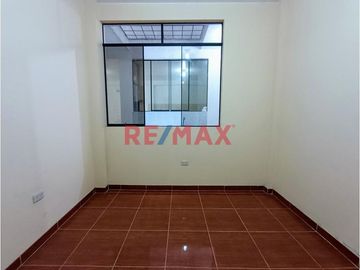 Se Vende Casa De 3 Pisos Frente Al Parque Urb. El Roble Pte. Piedra .