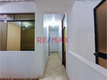 Se Vende Casa De 3 Pisos Frente Al Parque Urb. El Roble Pte. Piedra .