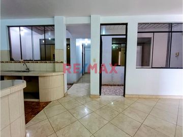 Se Vende Casa De 3 Pisos Frente Al Parque Urb. El Roble Pte. Piedra .