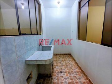 Se Vende Casa De 3 Pisos Frente Al Parque Urb. El Roble Pte. Piedra .