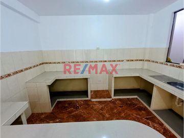 Se Vende Casa De 3 Pisos Frente Al Parque Urb. El Roble Pte. Piedra .