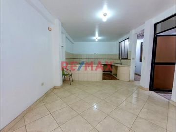 Se Vende Casa De 3 Pisos Frente Al Parque Urb. El Roble Pte. Piedra .
