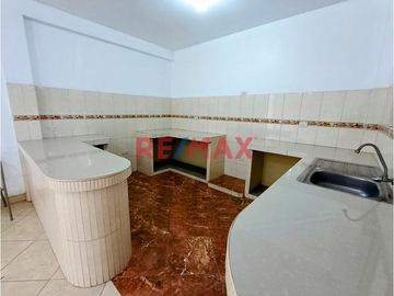 Se Vende Casa De 3 Pisos Frente Al Parque Urb. El Roble Pte. Piedra .