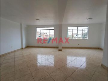 Se Vende Casa De 3 Pisos Frente Al Parque Urb. El Roble Pte. Piedra .