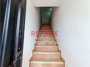 Se Vende Casa De 3 Pisos Frente Al Parque Urb. El Roble Pte. Piedra .