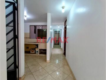 Se Vende Casa De 3 Pisos Frente Al Parque Urb. El Roble Pte. Piedra .