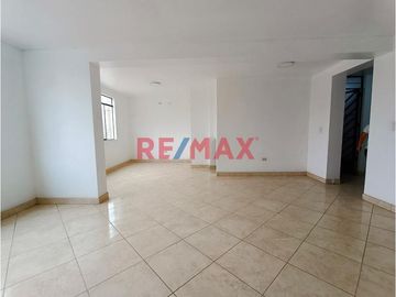 Se Vende Casa De 3 Pisos Frente Al Parque Urb. El Roble Pte. Piedra .