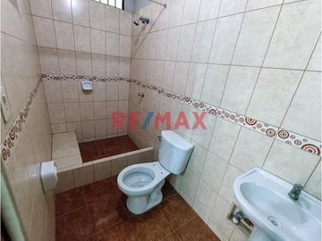 Se Vende Casa De 3 Pisos Frente Al Parque Urb. El Roble Pte. Piedra .