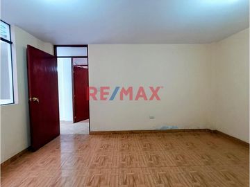 Se Vende Casa De 3 Pisos Frente Al Parque Urb. El Roble Pte. Piedra .