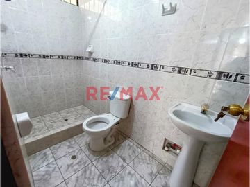 Se Vende Casa De 3 Pisos Frente Al Parque Urb. El Roble Pte. Piedra .