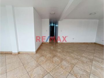 Se Vende Casa De 3 Pisos Frente Al Parque Urb. El Roble Pte. Piedra .