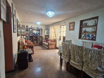 VENDO CASA DE 2 PISOS EN COMAS