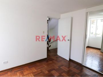 ¡Alquila Tu Chalet Recién Remodelado Cerca De La Universidad De Lima!